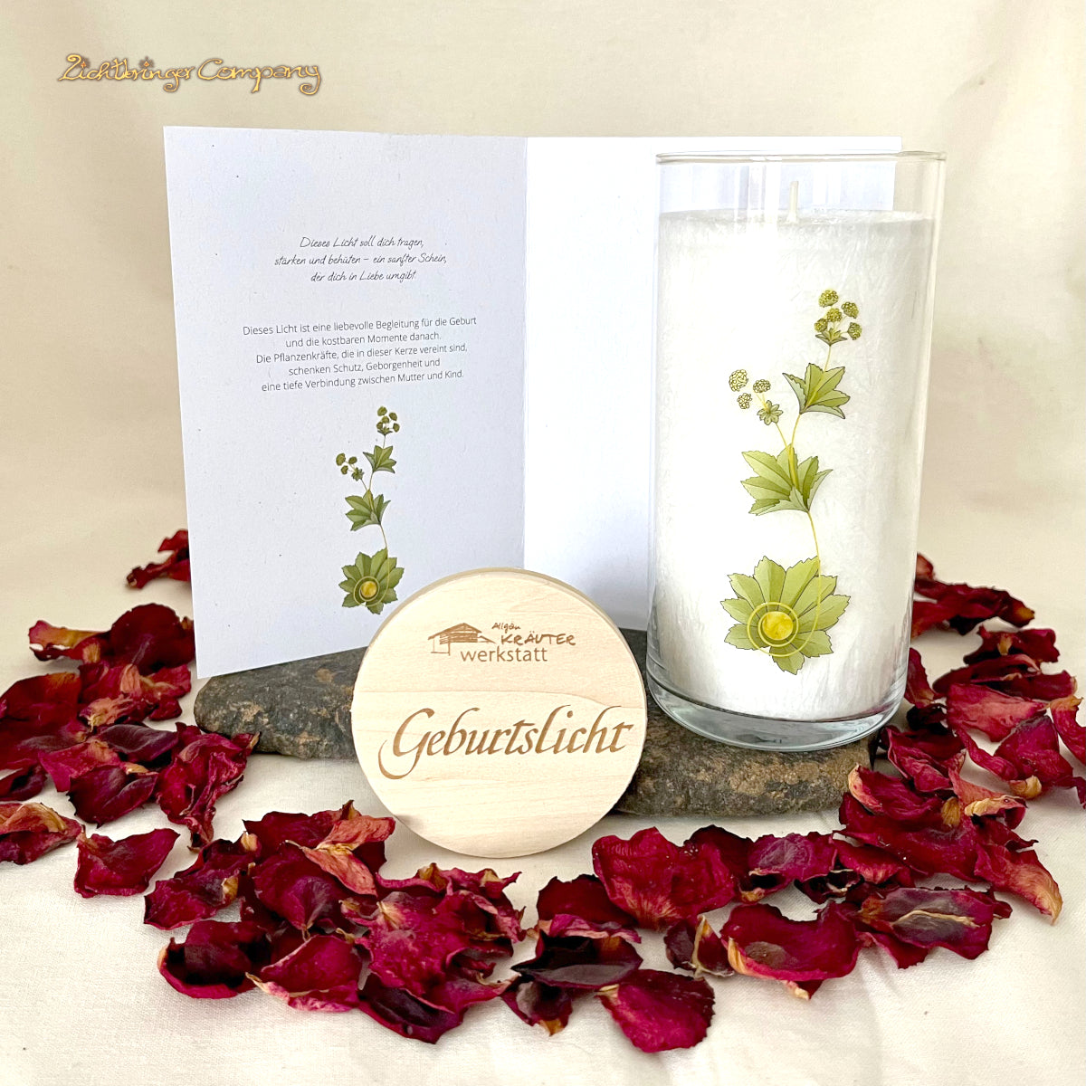 Geburtslicht mit Glückwunschkarte, eine Kerze im Glas aus der Allgäuer Heilkräutermanufaktur. Glas mit Pflanzenaufdruck und graviertem Holzdeckel