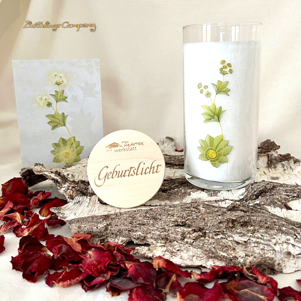 Geburtslicht, eine Kerze im Glas aus der Allgäuer Heilkräutermanufaktur. Glas mit Pflanzenaufdruck und graviertem Holzdeckel. Geschenk zur Geburt mit Glückwunschkarte.