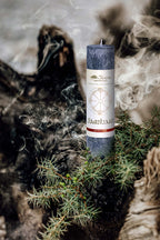 Samhain, Allgäuer Heilkräuterkerze aus der Serie Jahresrad, mit Wacholderzweig und mystischem Nebel
