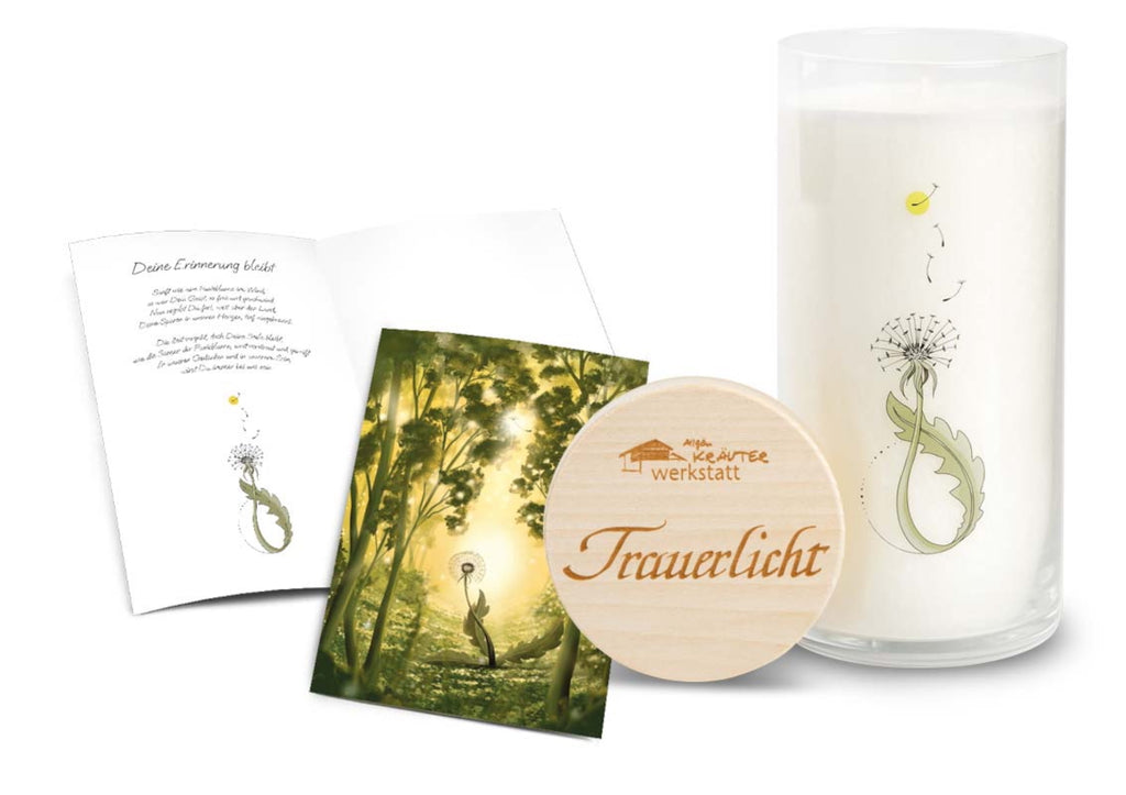 Trauerlicht Pusteblume aus der Allgäuer Heilkräutermanufaktur. Weiße Kerze im Glas, mit Beileidskarte, innen steht ein Gedicht, die Karte ist mit Waldmotiv bedruckt. Glas mit Aufdruck Pusteblume. Gravierter Holzdecke mit Aufschrift Trauerlicht.
