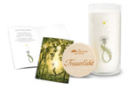Trauerlicht Pusteblume aus der Allgäuer Heilkräutermanufaktur. Weiße Kerze im Glas, mit Beileidskarte, innen steht ein Gedicht, die Karte ist mit Waldmotiv bedruckt. Glas mit Aufdruck Pusteblume. Gravierter Holzdecke mit Aufschrift Trauerlicht.