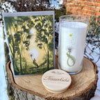 Trauerlicht Pusteblume aus der Allgäuer Heilkräutermanufaktur. Weiße Kerze im Glas, mit Beileidskarte, auf die ein Waldmotiv aufgedruckt ist.  Glas mit Aufdruck Pusteblume. Gravierter Holzdecke mit Aufschrift Trauerlicht. Szene im Schnee