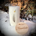 Trauerlicht Feder. Allgäuer Heilkräuterkerze im Glas. Glas mit Aufdruck einer Feder, gravierter Holzdeckel.