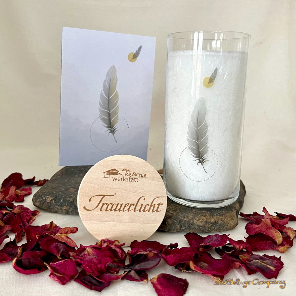 Trauerlicht Feder aus der Allgäuer Heilkräutermanufaktur. Heilkräuterkerze im Glas mit  Trauerkarte. Kondolenzgeschenk