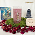 Allgäuer Heilkräuterkerze im Glas: Urkraft, Kraft der großen Mutter. Bordeauxrot, Glas mit Aufdruck der großen Mutter, graviertem Holzdecke. Mit Geschenkkarte. Atmosphärisches Bild mit Statue