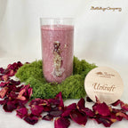 Allgäuer Heilkräuterkerze im Glas: Urkraft, Kraft der großen Mutter. Bordeauxrot, Glas mit Aufdruck der großen Mutter, graviertem Holzdecke. Einzelansicht