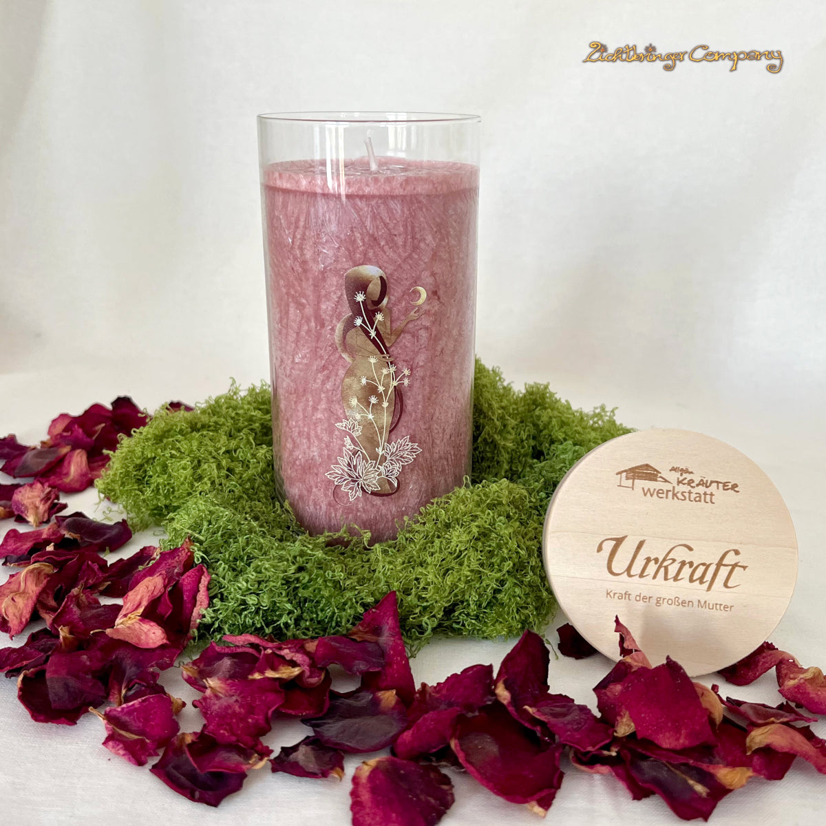 Allgäuer Heilkräuterkerze im Glas: Urkraft, Kraft der großen Mutter. Bordeauxrot, Glas mit Aufdruck der großen Mutter, graviertem Holzdecke. Einzelansicht