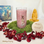 Urkraft Ritualkerze, Allgäuer Heilkräuterkerze im Glas: Kraft der großen Mutter. Bordeauxrot, Glas mit Aufdruck der großen Mutter, graviertem Holzdecke. Mit Geschenkkarte