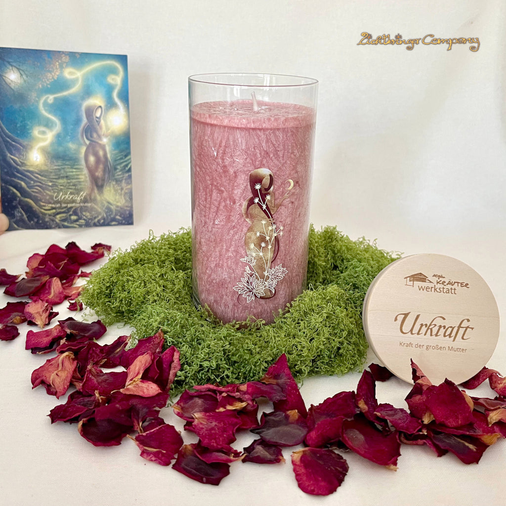 Allgäuer Heilkräuterkerze im Glas: Urkraft, Kraft der großen Mutter. Bordeauxrot, Glas mit Aufdruck der großen Mutter, graviertem Holzdecke. Mit Geschenkkarte