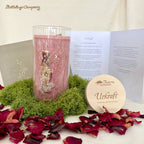 Allgäuer Heilkräuterkerze im Glas: Urkraft, Kraft der großen Mutter. Bordeauxrot, Glas mit Aufdruck der großen Mutter, graviertem Holzdecke. Ansicht mit Geschenkkarte