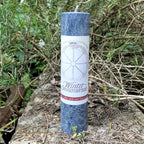 Wintersonnenwende Ritualkerze aus der Allgäuer Heilkräutermanufaktur. Farbe mitternachtsblau, auf einer Steinmauer