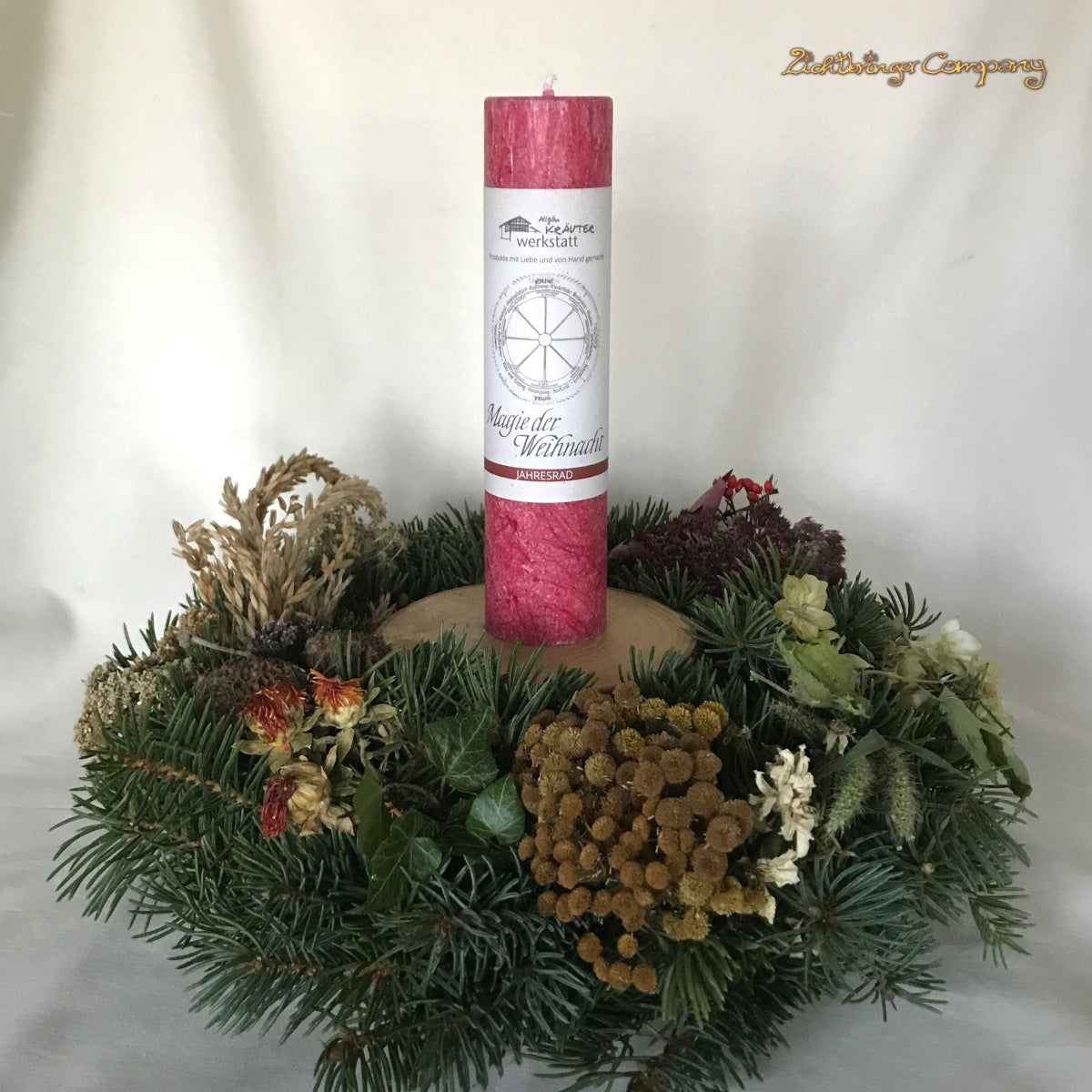 Magie der Weihnacht Ritualkerze aus der Serie Jahresrad, von der Allgäuer Heilkräutermanufaktur. Im Adventskranz