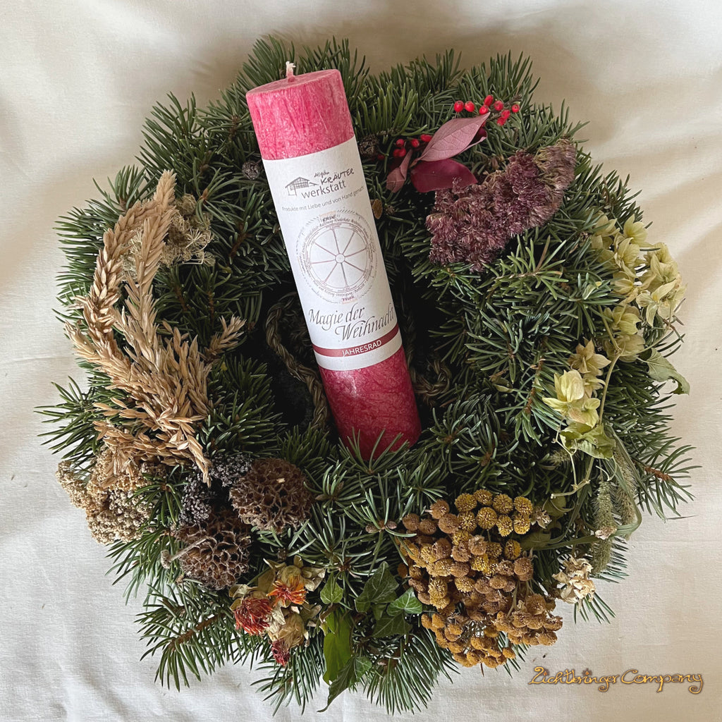 Magie der Weihnacht, Weihnachtskerze aus der Allgäuer Heilkräutermanufaktur, Farbe rot. Stimmungsvoll im Adventskranz posiert.