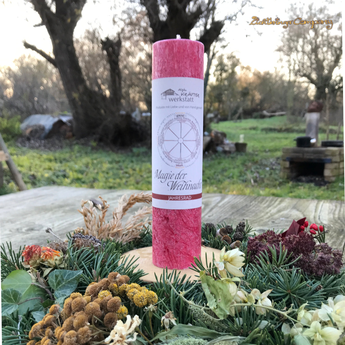 Magie der Weihnacht, Weihnachtskerze aus der Allgäuer Heilkräutermanufaktur, Farbe rot. Aus der Serie Jahresrad