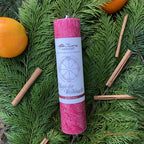 Magie der Weihnacht, Weihnachtskerze aus der Allgäuer Heilkräutermanufaktur, Farbe rot. Mit Tanne, Zimt und Sternanis. Ritualkerze