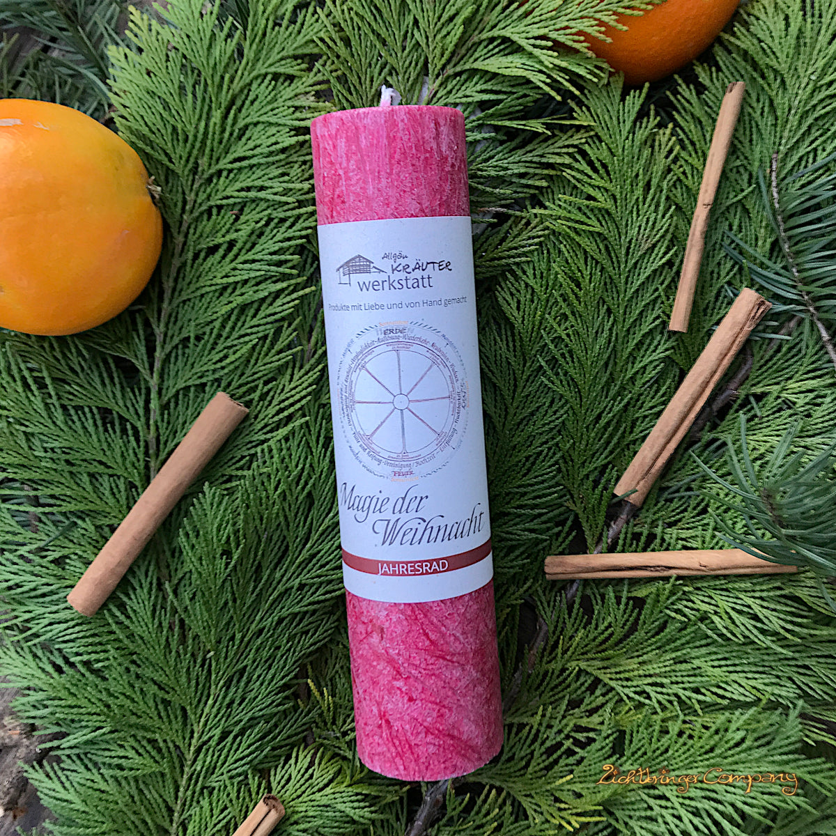 Magie der Weihnacht, Weihnachtskerze aus der Allgäuer Heilkräutermanufaktur, Farbe rot. Mit Tanne, Zimt und Sternanis. Ritualkerze