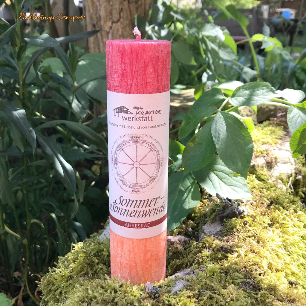 Sommersonnenwende, Ritualkerze aus der Allgäuer Heilkräutermanufaktur, in rot und orange, aus der Serie Jahresrad. Im leuchtenden Moosbett