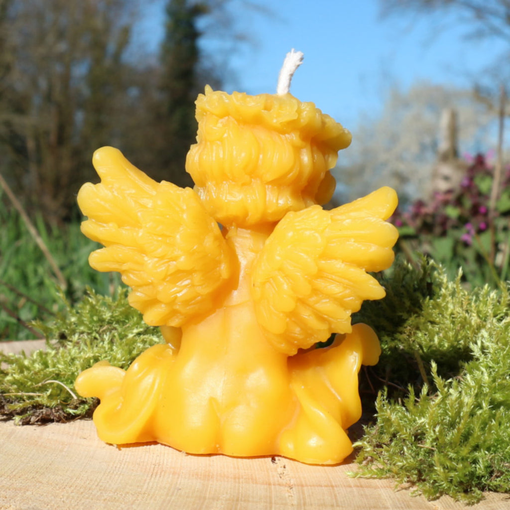 Engelkerze aus Bienenwachs, Detailansicht von hinten
