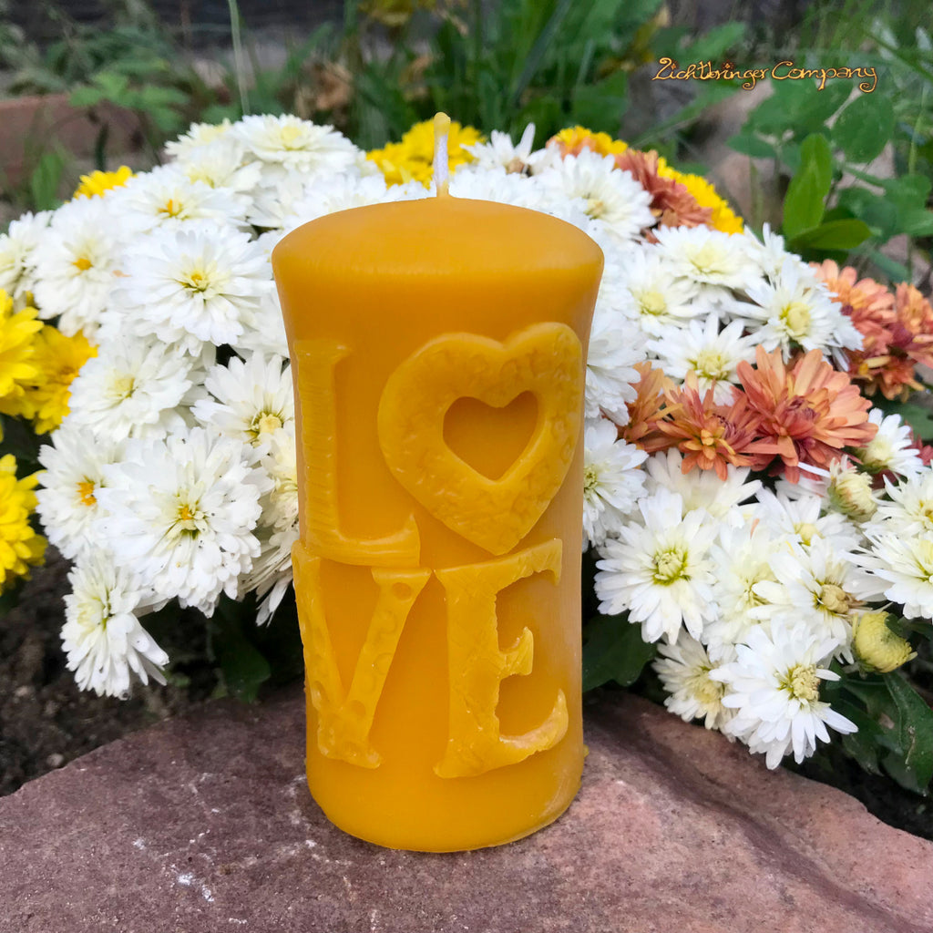 Love, Kerze aus Bienenwachs, mit Reliefschrift