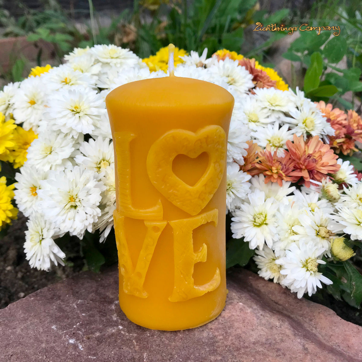 Love, Kerze aus Bienenwachs, mit Reliefschrift