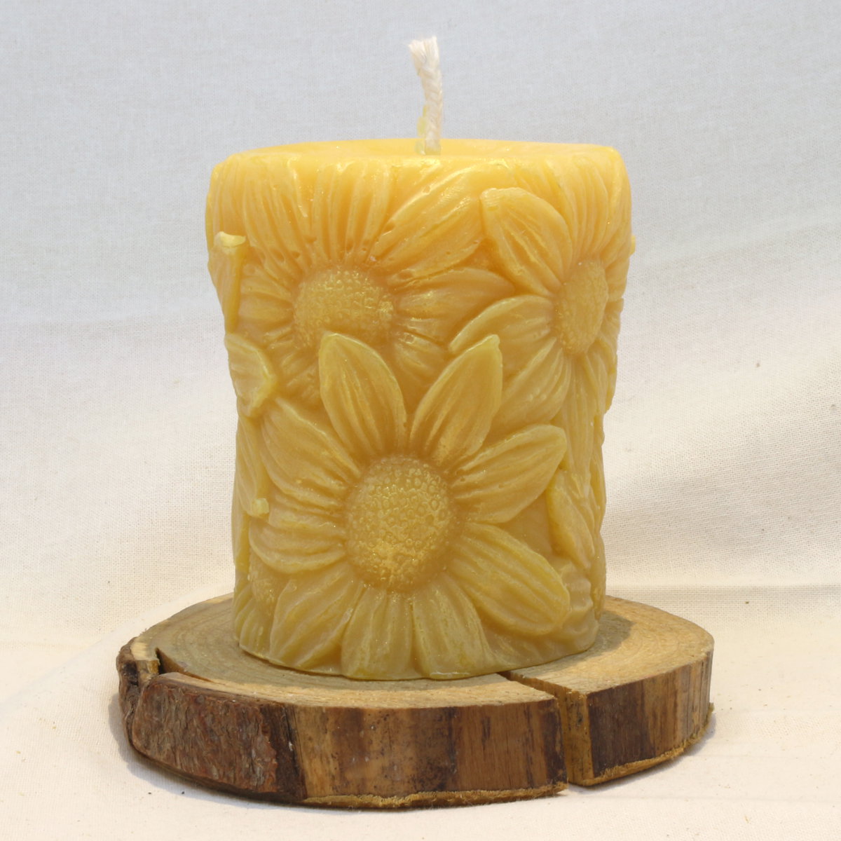 Bienenwachskerze mit Sonnenblumen, dezent geglitzert