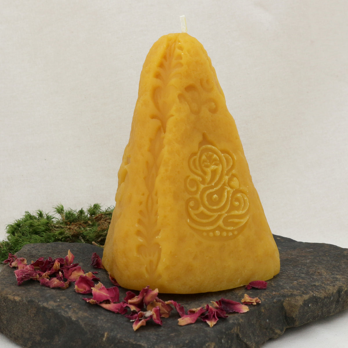 Pyramidenförmige Ritualkerze aus Bienenwachs, mit 3 Symbolen, hier sichtbar Ganesha