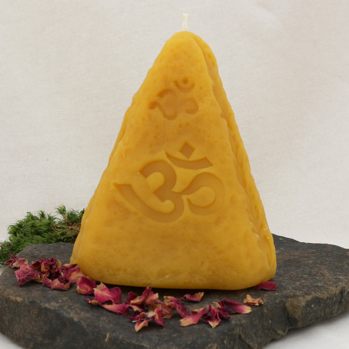 Pyramidenförmige Ritualkerze aus Bienenwachs, mit 3 Symbolen, hier sichtbar Om