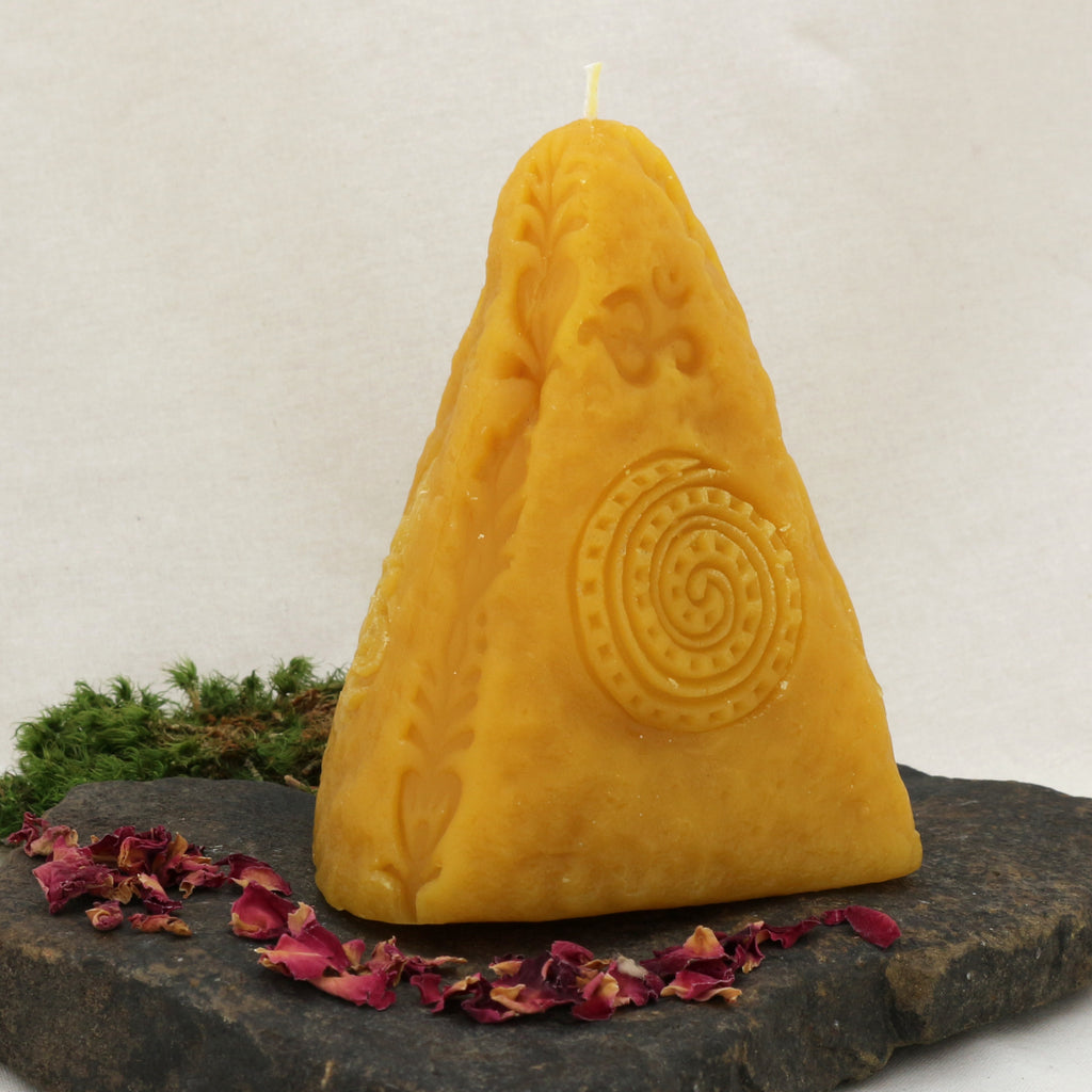 Pyramidenförmige Ritualkerze aus Bienenwachs, mit 3 Symbolen, hier sichtbar Spirale