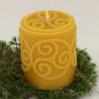 Triskelenkerze aus Bienenwachs, Höhe 7,5 cm