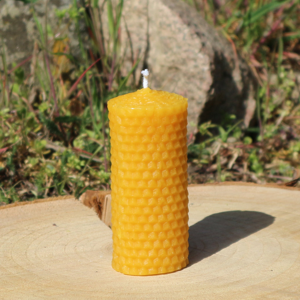 Bienenwachskerze in Wabenoptik Gr. 1 – Höhe 8,5 cm – Durchmesser 4 cm – Gewicht 80 Gramm