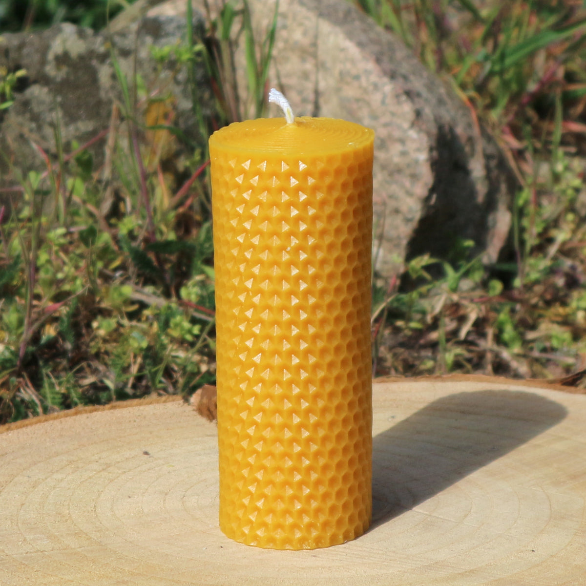 Bienenwachskerze in Wabenoptik Gr. 2 –Höhe 11 cm – Durchmesser 4,5 cm –Gewicht 150 Gramm