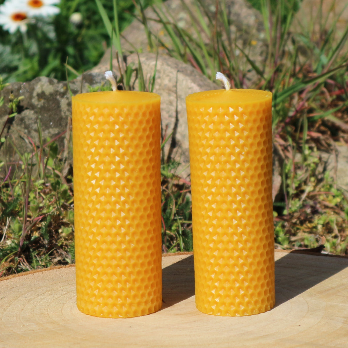 2 Bienenwachskerzen in Wabenoptik Gr. 2 – Höhe 11 cm – Durchmesser 4,5 cm –Gewicht je 150 Gramm