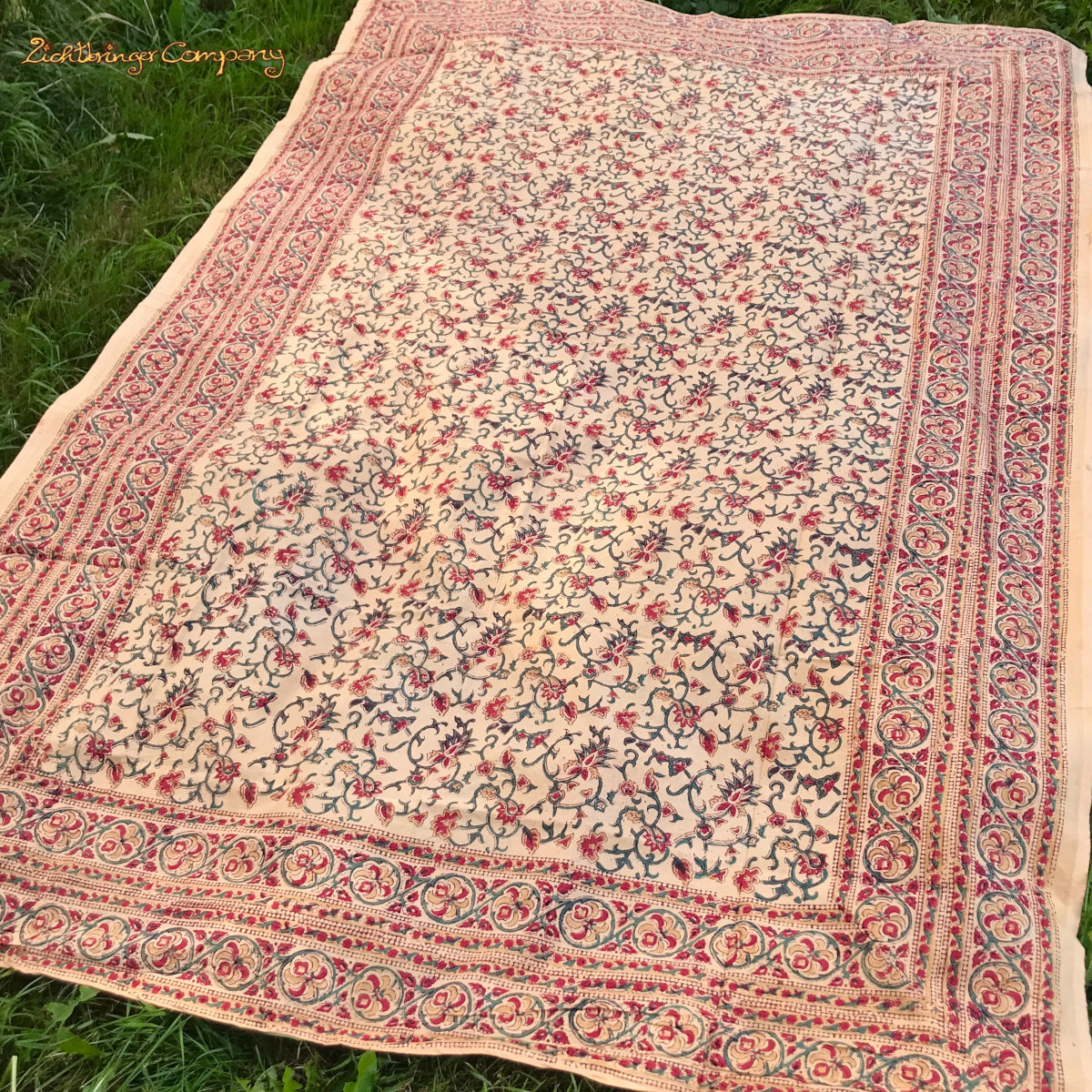Blockdruck Tuch mit floralen Wirbeln