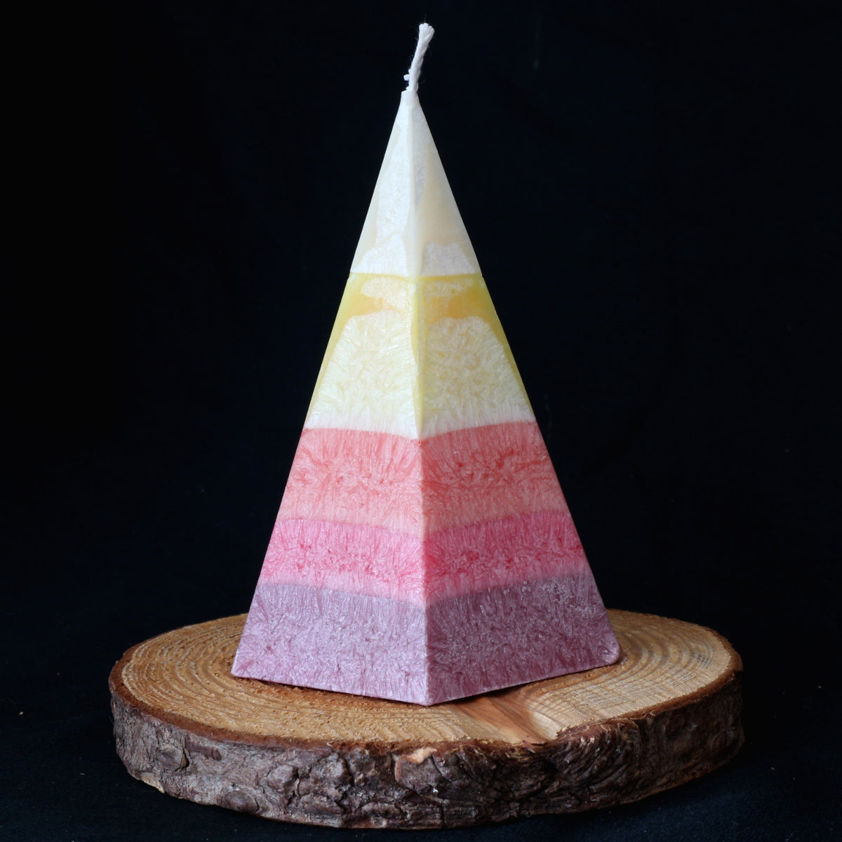Pyramidenkerze Sonnenzauber mit sechs Düften und sechs Farben, von oben: weiß, hellgelb, sonnengelb, orange, rot, dunkelrot.
