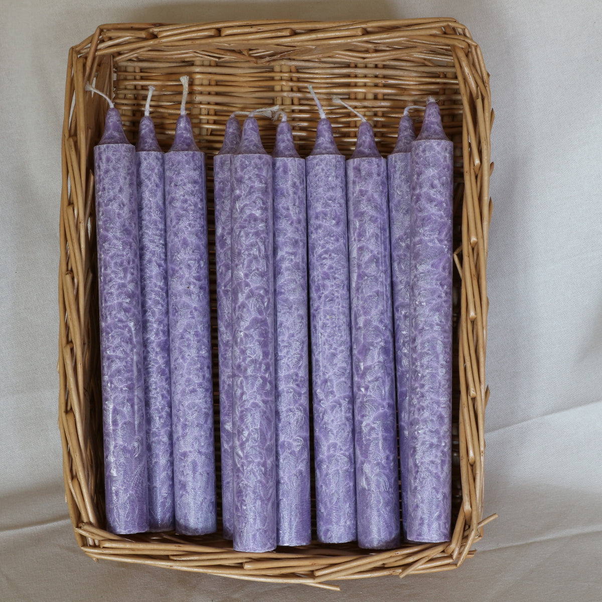 Lavendel Duftkerzen aus Pflanzenwachs in der Farbe lila, in einem Korb