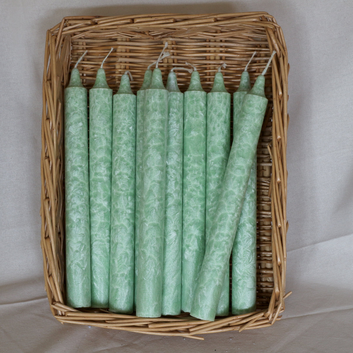 Frühlingswald Duftkerzen aus Pflanzenwachs in der Farbe grün, in einem Korb
