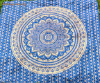 Detailaufnahme des goldenen Mandala-Musters auf dunkelblauem Tuch