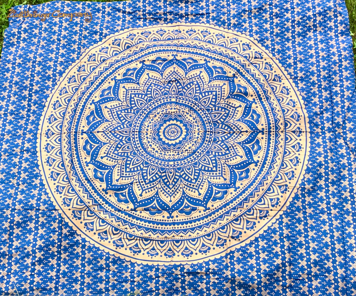 Detailaufnahme des goldenen Mandala-Musters auf dunkelblauem Tuch