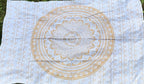 Weißes Wandtuch mit schimmerndem goldenem Mandala