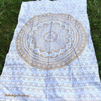 Goldenes Mandala Wandtuch in Weiß, ca. 140 × 220 cm