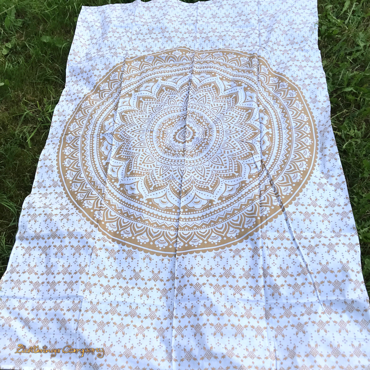 Goldenes Mandala Wandtuch in Weiß, ca. 140 × 220 cm