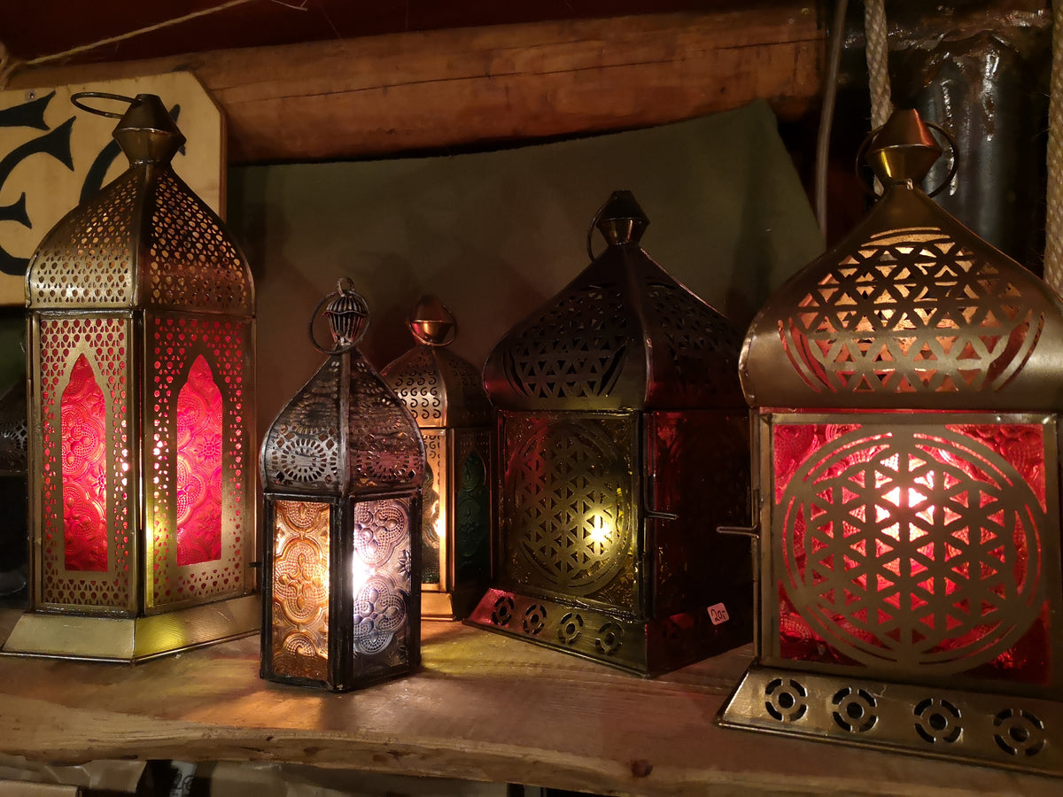 Stimmungsbild mit leuchtenden orientalischen Laternen