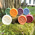 Om Ritualkerzen aus Rapswachs in sieben Farben, Amulettform – handgefertigt von Lichtbringer Company
