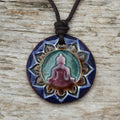 Buddha Halskette aus Keramik, Farbe blau-lila, meditierender Buddha