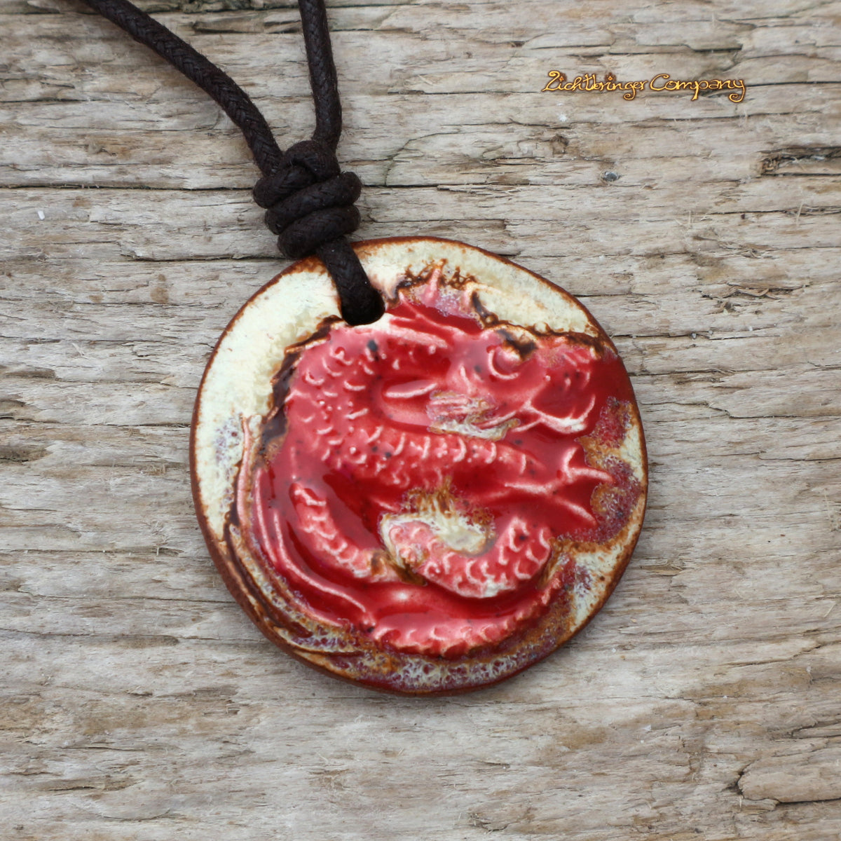 Drachen-Anhänger aus Ton in Rot, an gewachster Baumwollkette – Glücksdrache Keramik-Amulett