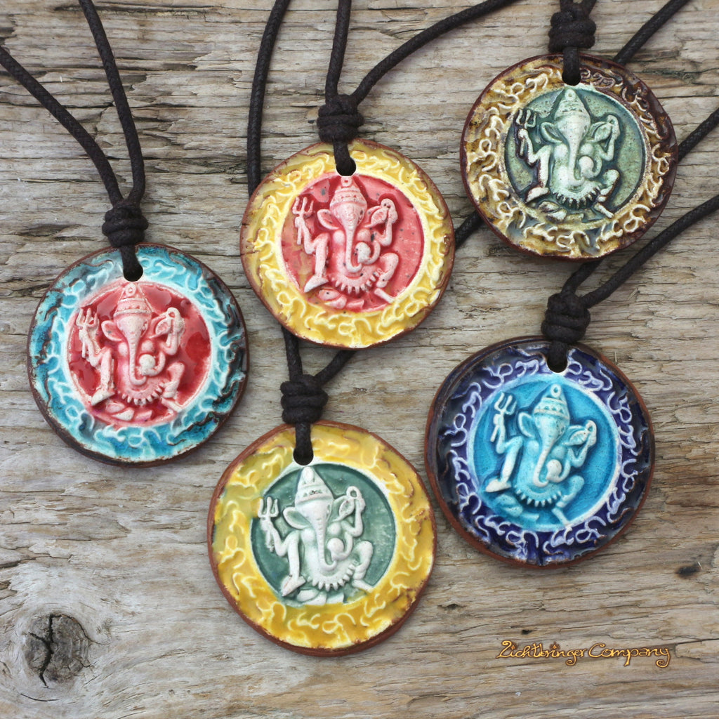 Ganesha Halsketten aus Keramik in fünf Farben, Unikate aus Jimis Keramikmanufaktur