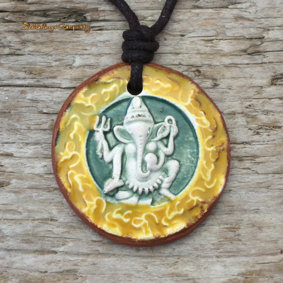 Ganesha-Anhänger aus Ton in Grün-Gelb, an gewachster Baumwollkette – Glücksgott Amulett am gewachsten Baumwollband