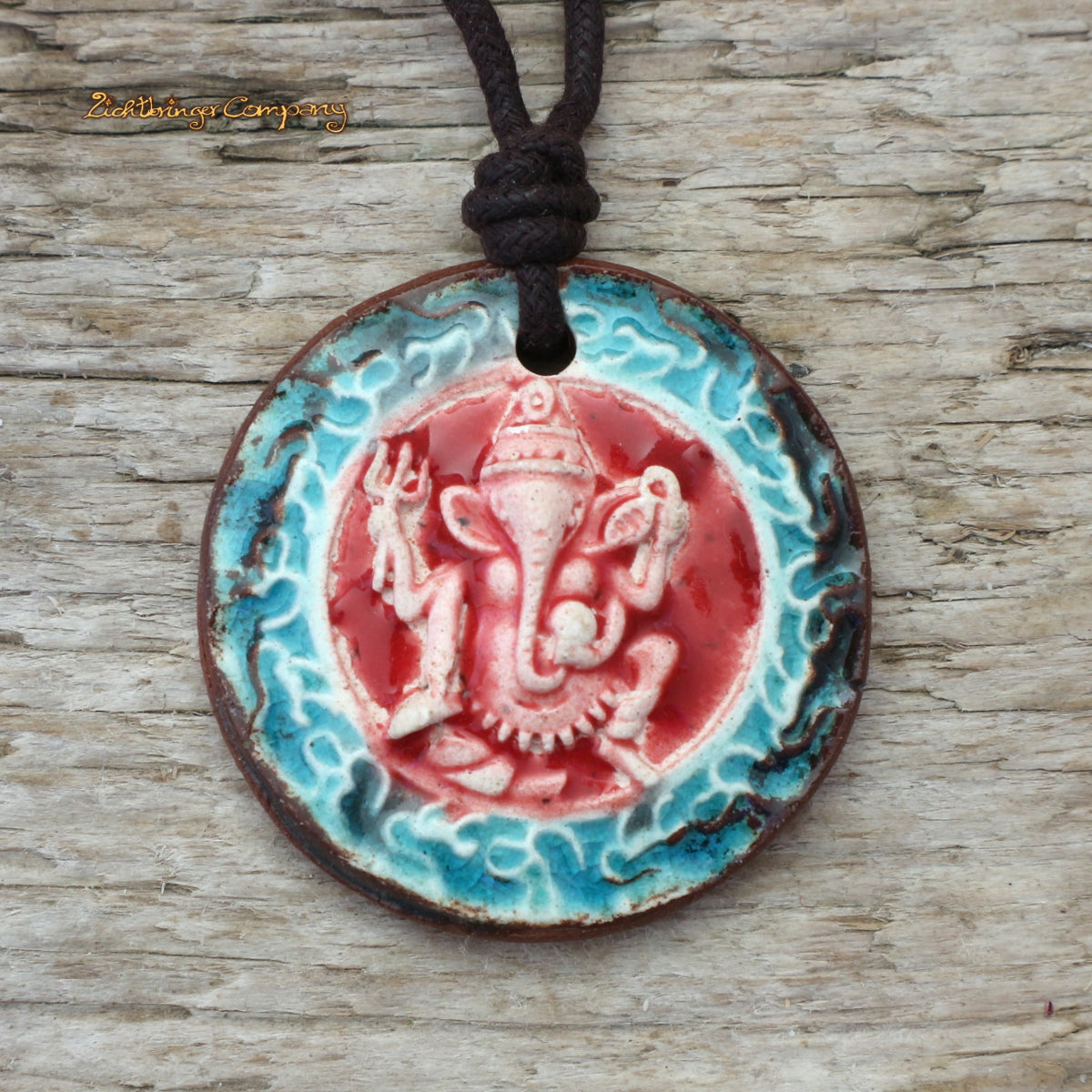 Ganesha-Anhänger aus Ton in Rot-Blau, an gewachster Baumwollkette – handgefertigtes Yoga Amulett, Unikat