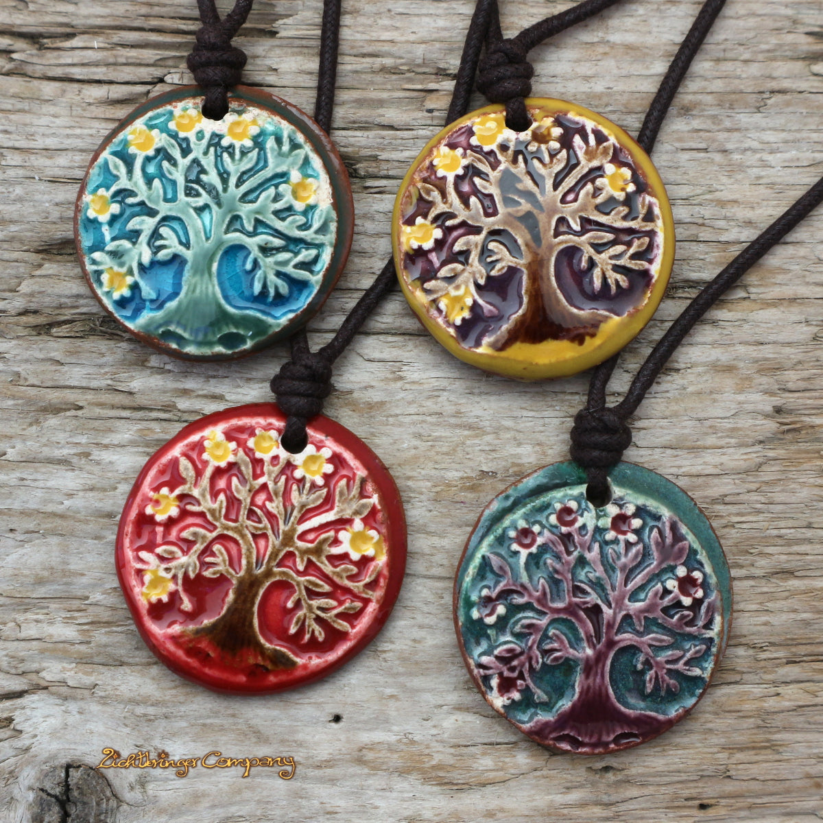 Amulette aus Keramik mit dem Symbol Lebensbaum in verschiedenen Farben
