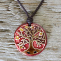 Lebensbaum-Anhänger aus Ton in Rot, an gewachster Baumwollkette – handgefertigtes Keramik-Amulett. Brauner Baum mit gelben Blüten